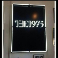 The 1975 Enseigne Néon